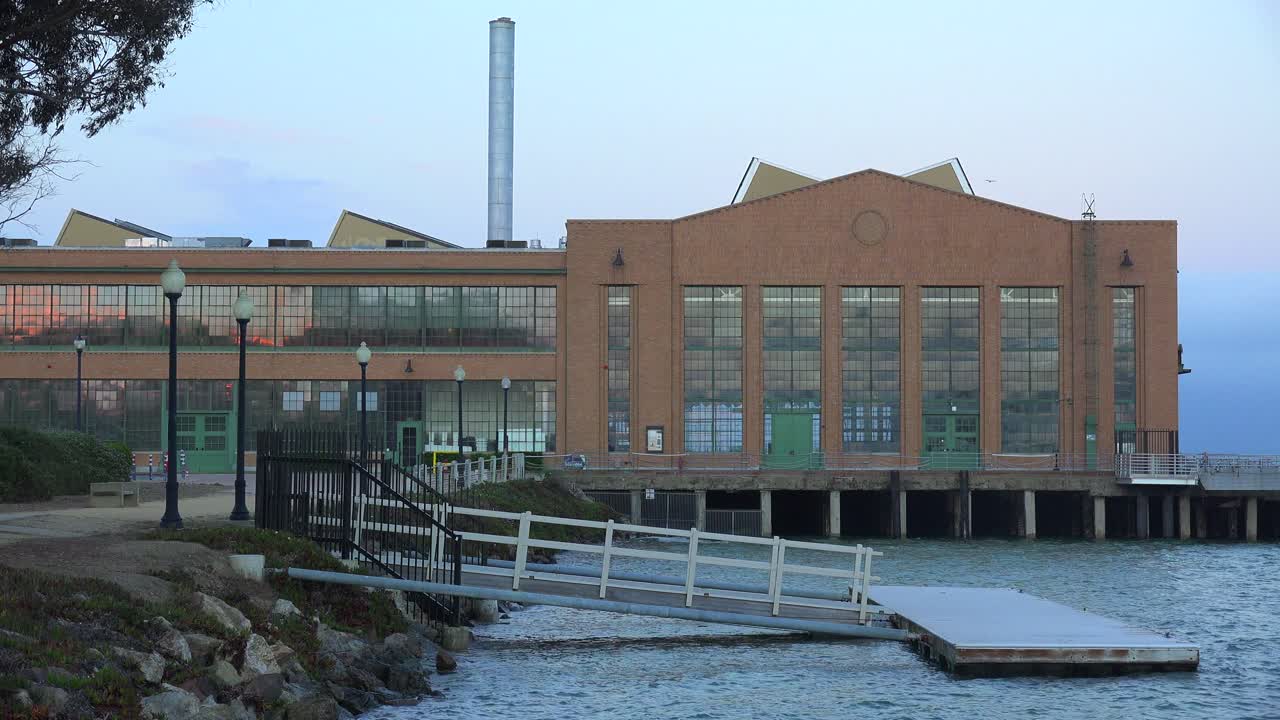 1일째 바다 위의 창고