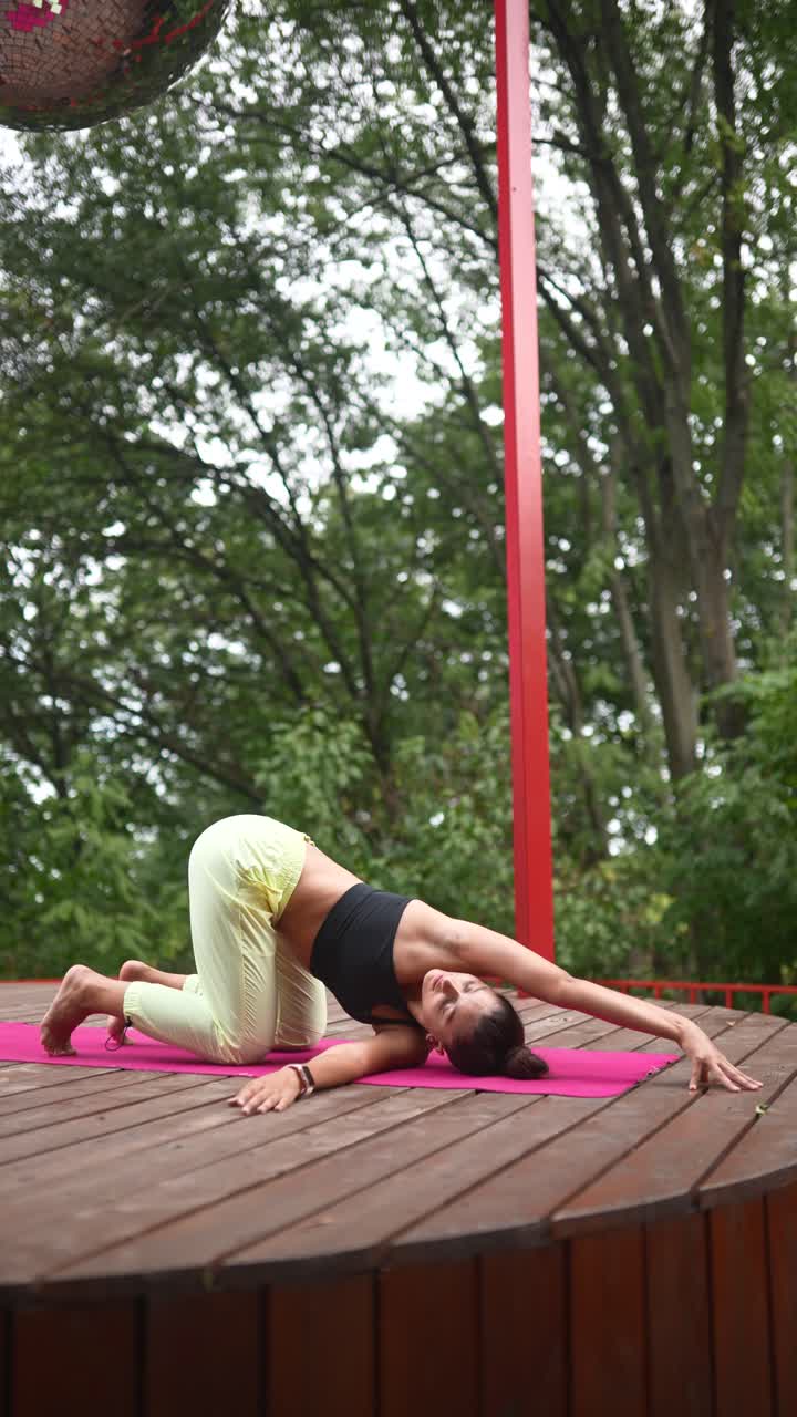 Frau praktiziert Yoga im Freien