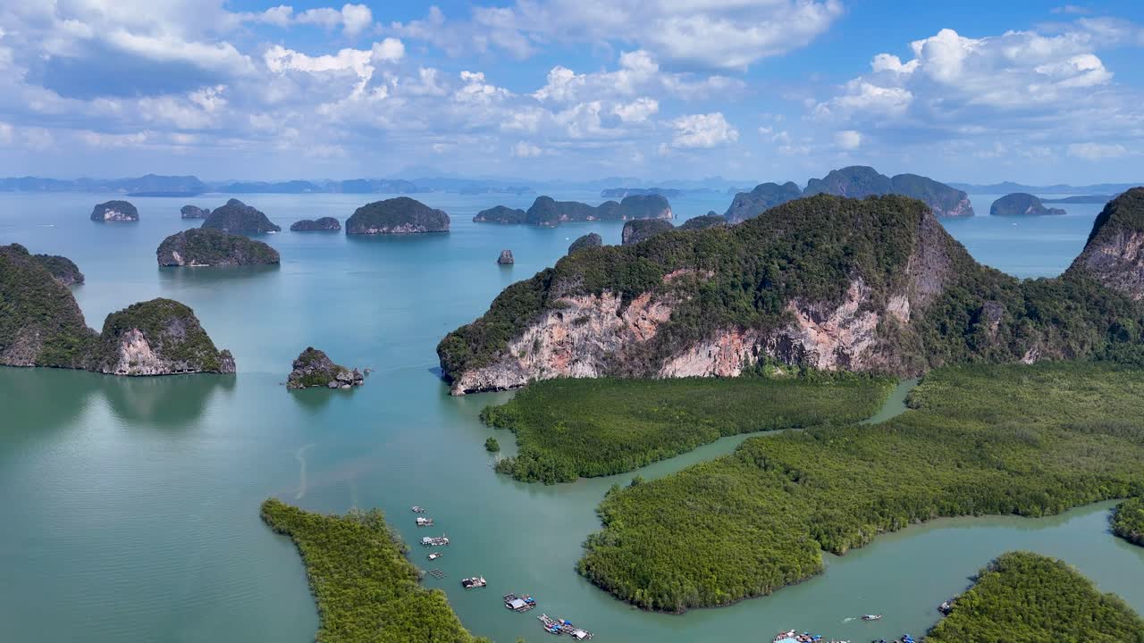 Cảnh quay drone ghi lại phong cảnh tuyệt đẹp của Vịnh Phang Nga, Thái Lan, thể hiện những hòn đảo tươi tốt, làn nước màu ngọc lam và thảm thực vật xanh tươi