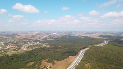 Tagsüber-Fängt-Ein-Blick-Aus-Dem-Flugzeugfenster-Die-Gebäude,-Wälder-Und-Eine-Kurvenreiche-Autobahn-Der-Stadt-Istanbul-Ein,-Teilweise-Bewölkter-Himmel,-Kurz-Vor-Der-Landung-Am-Flughafen-Istanbul