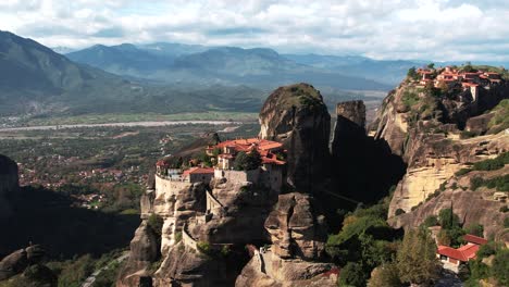 Meteora-Drohnenaufnahme,-Die-Den-Blick-Freigibt