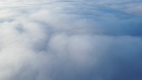 Luftaufnahme-über-Weißen-Wolken