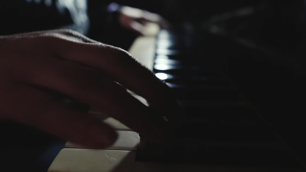 mover rápidamente los dedos en el teclado de un piano clásico