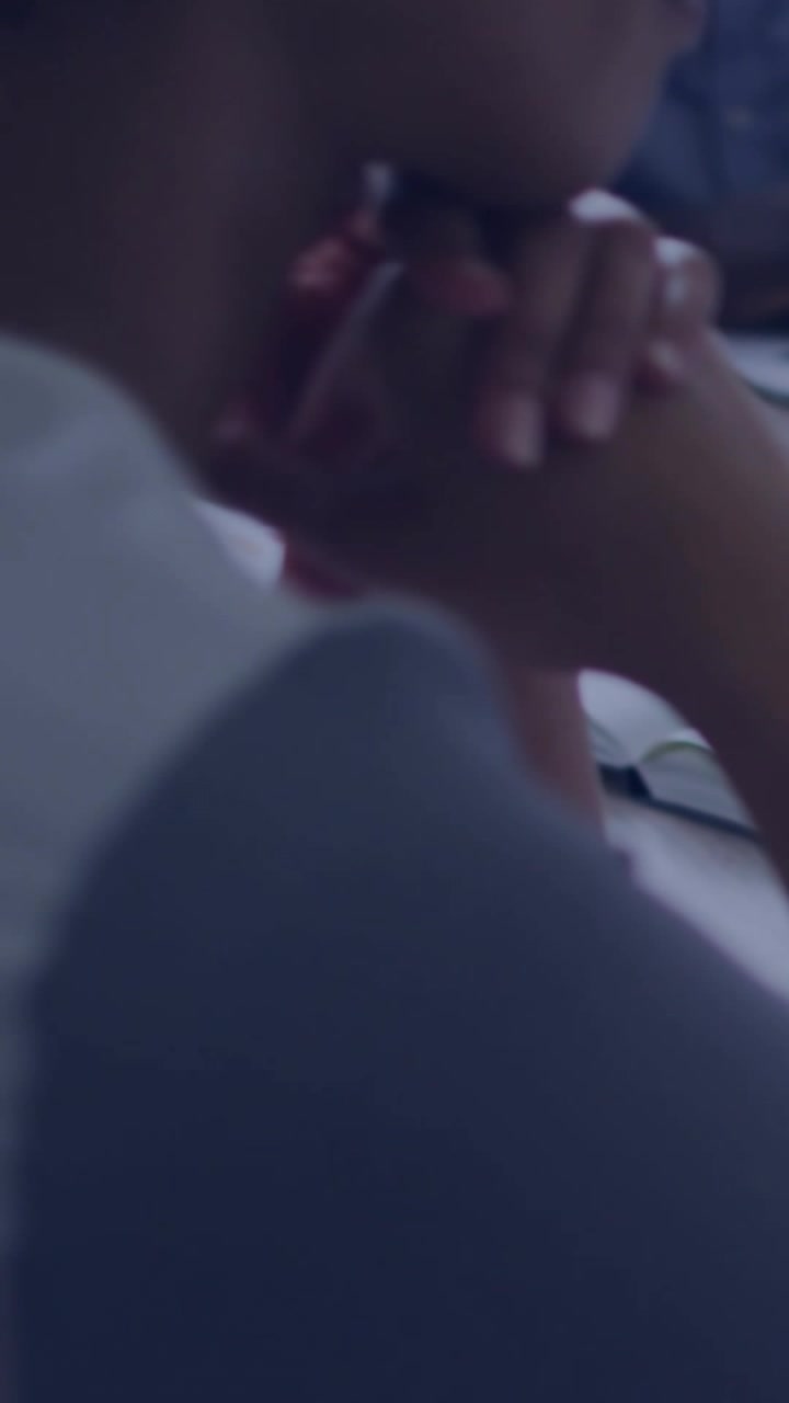 Video verticale: Donna che riposa mentre i "mi piace" social compaiono vicino alle mani, contatori che si muovono, mostrando il fermento.