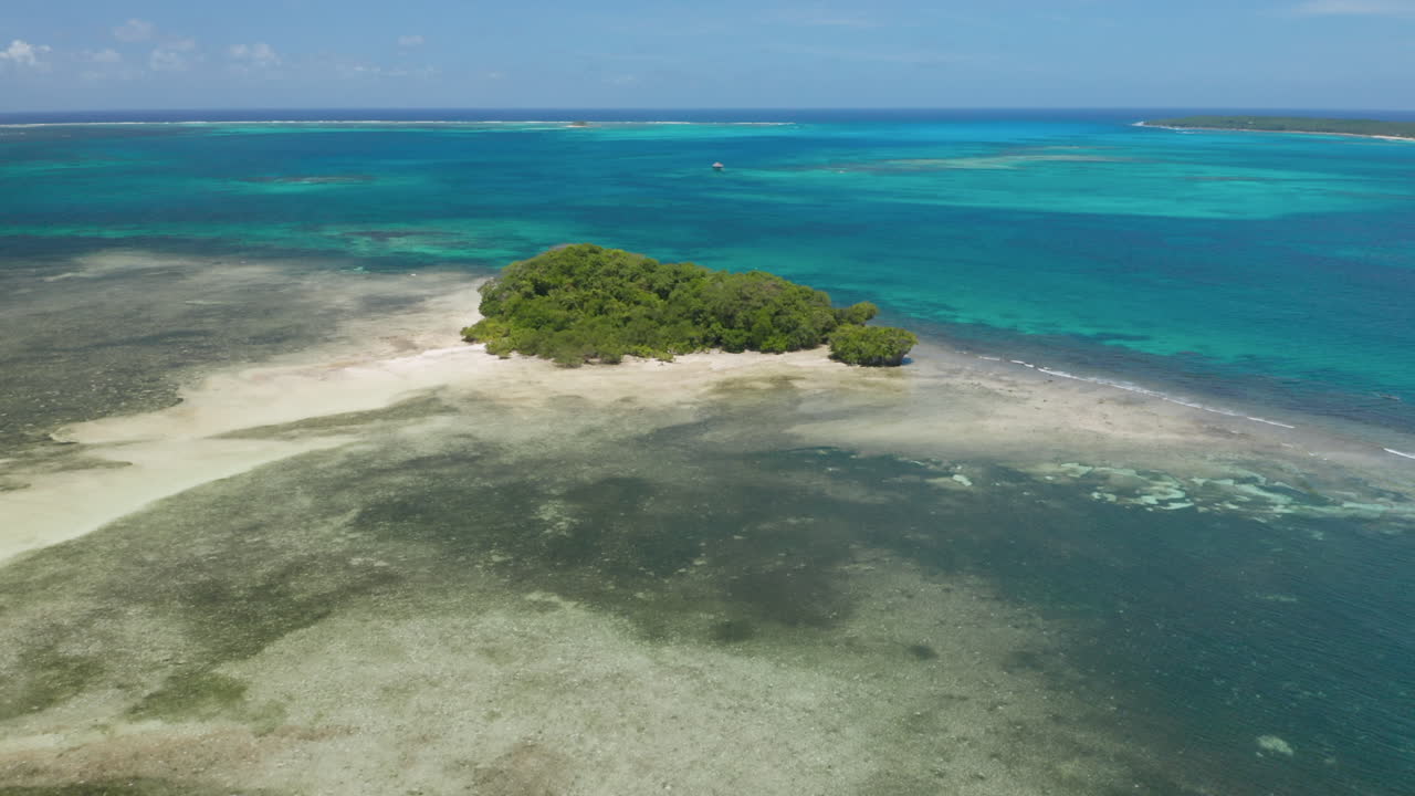 isla desierta de janoyoy frente a la costa de general luna, siargao, filipinas