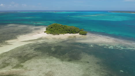 Verlassene-Insel-Janoyoy-Vor-Der-Küste-Von-General-Luna,-Siargao,-Philippinen