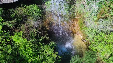 vista superior aérea de una pintoresca cascada en eslovenia