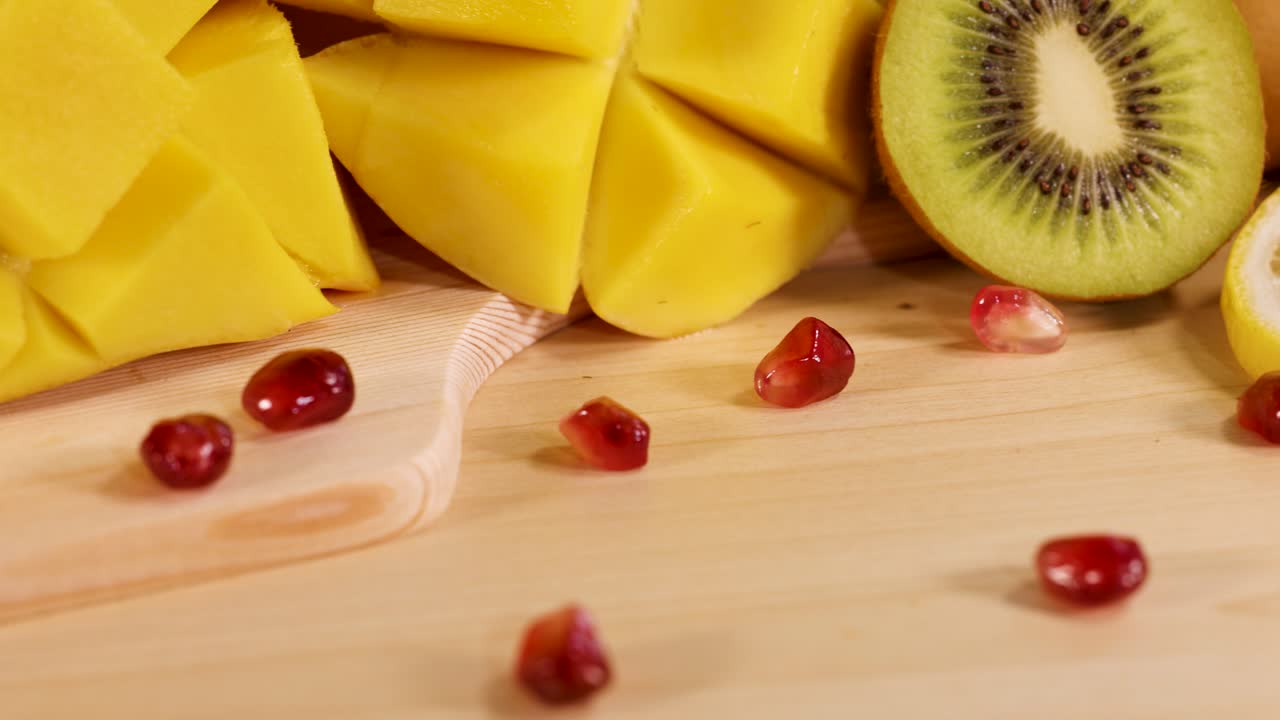 Frutta colorata esposta su una superficie di legno