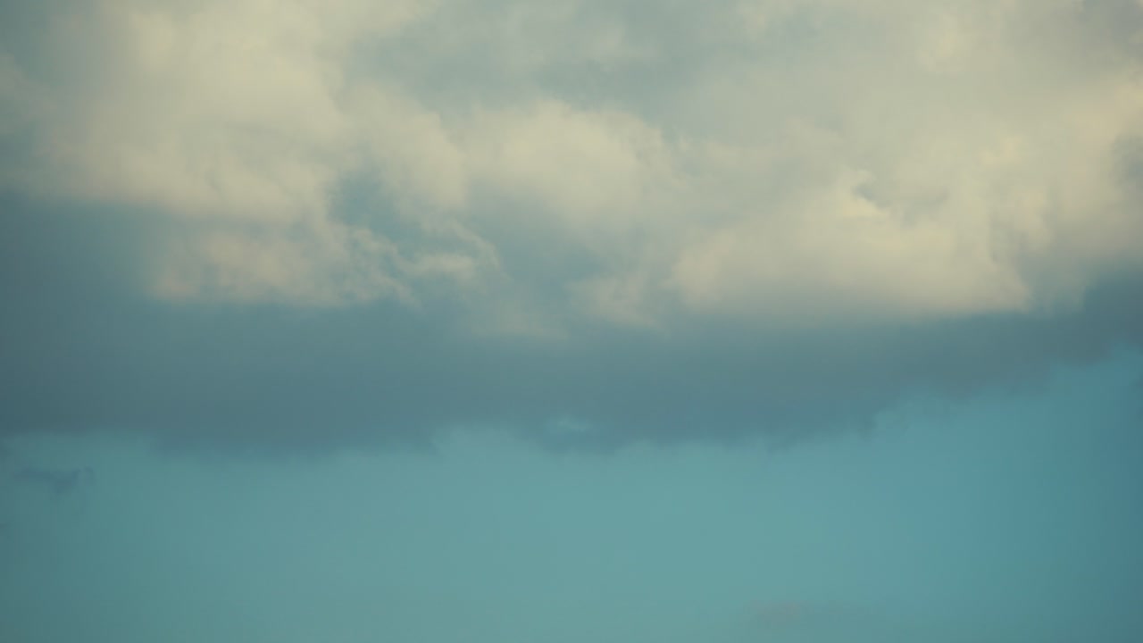 시간 경과, 푸른 하늘에서 서핑 구름의 빠른 동작 샷, 4k 비디오