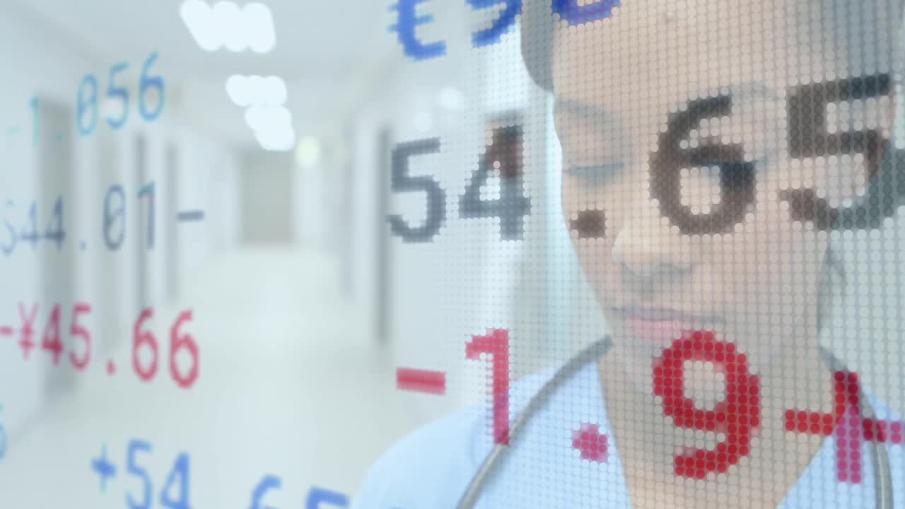 animación de datos financieros sobre una doctora biracial haciendo notas