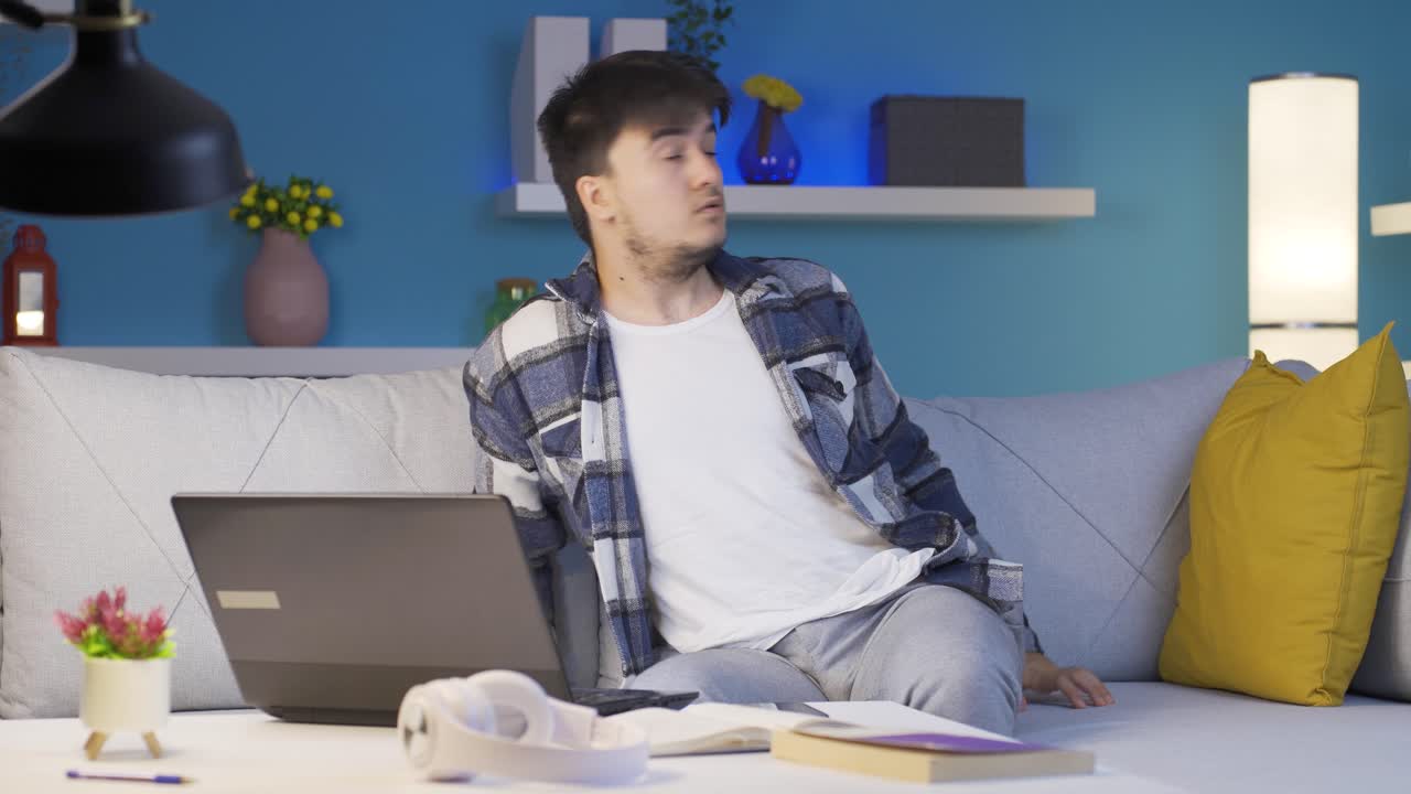 밤에 집에서, 편집증 환자는 머릿속에서 꿈을 꾸고 두려워합니다.