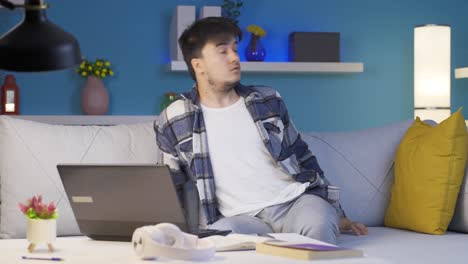 밤에 집에서, 편집증 환자는 머릿속에서 꿈을 꾸고 두려워합니다.