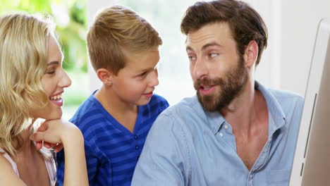 Nette-Familie,-Die-Gemeinsam-Computer-Verwendet