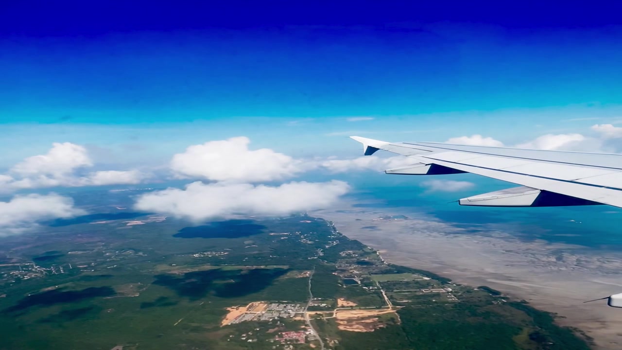 Luftfoto af kystlinje fra flyvindue