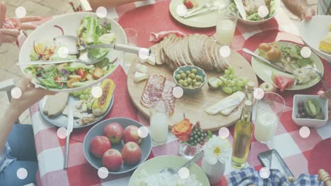 animación de manchas blancas sobre una familia caucásica desayunando