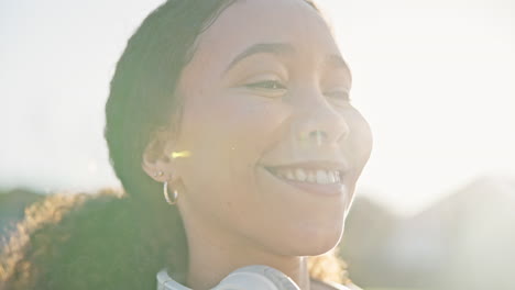fitness, cara y mujer con auriculares