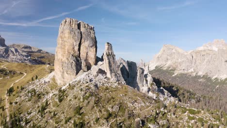 drone volando lejos de cinque torri cinco torres de formación rocosa en las montañas dolomitas italianas