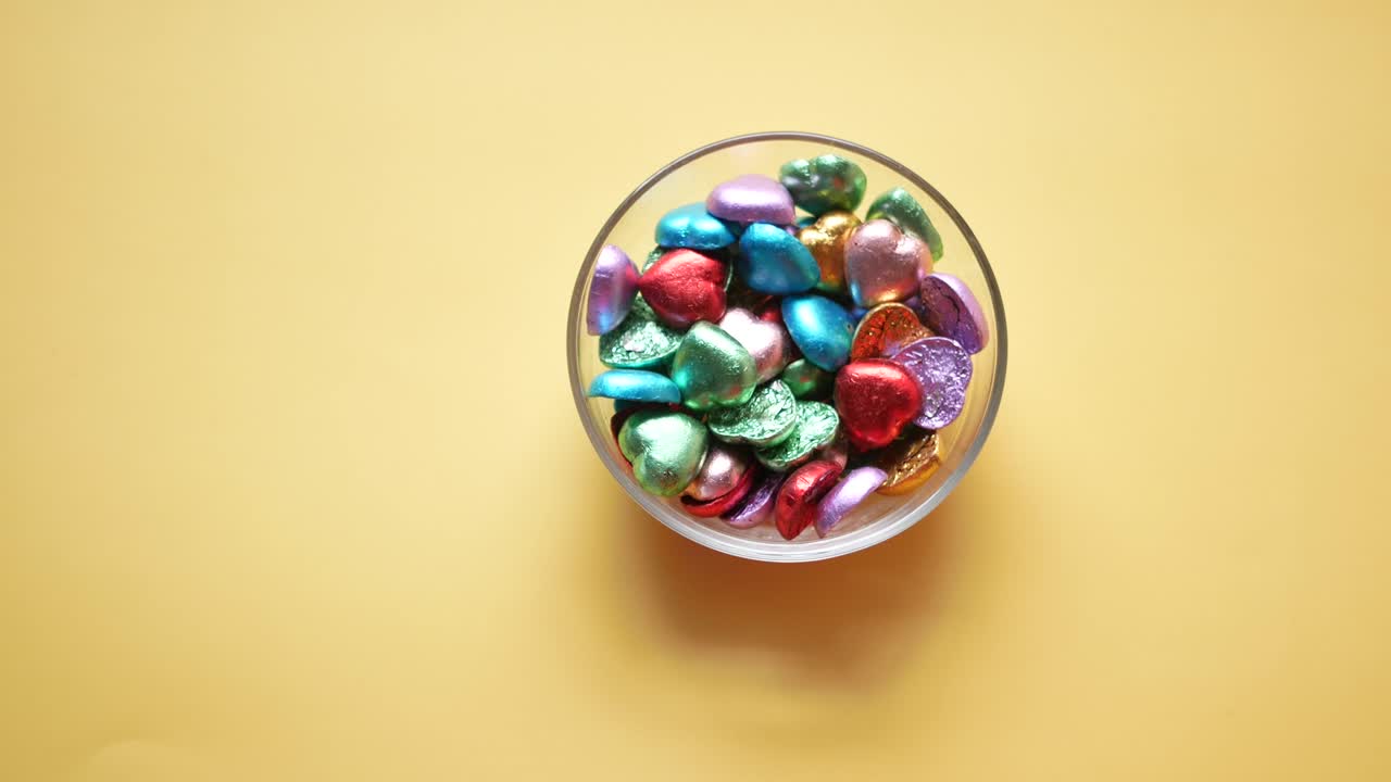 corazones de chocolate de colores en un tazón de vidrio