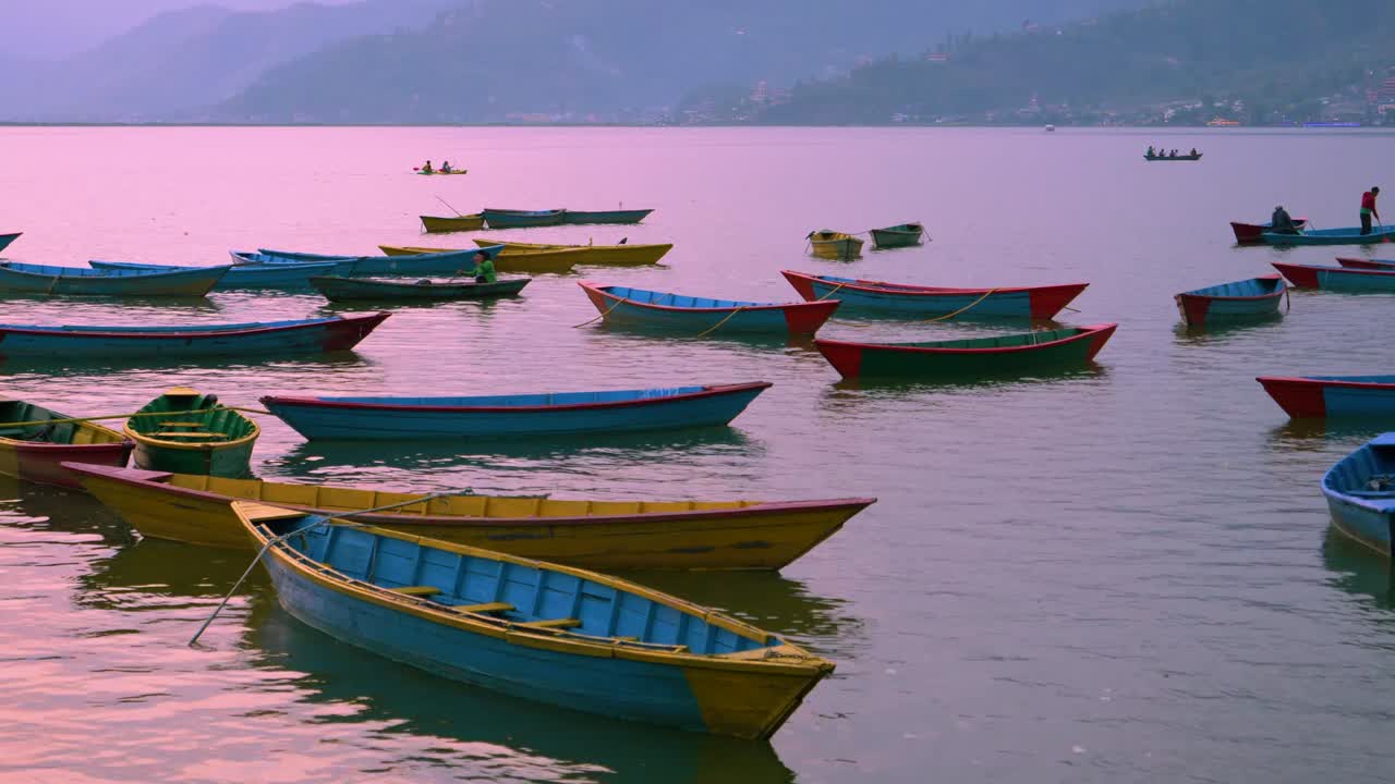 barco tradicional nepalí remando canoas en la orilla del lago pokhara al atardecer nepal