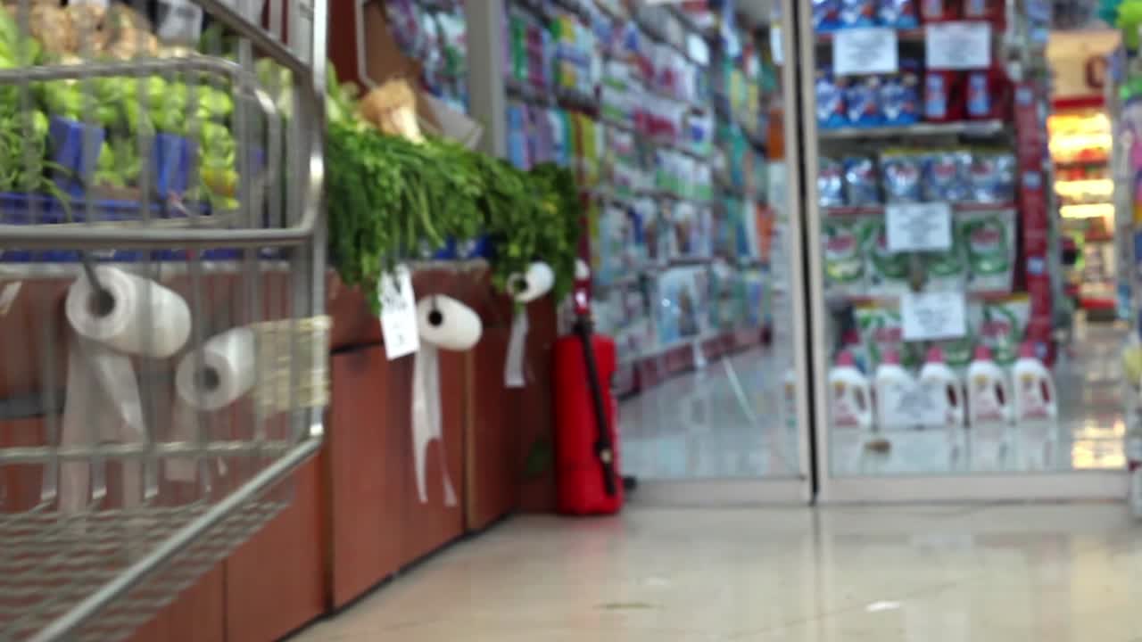 야채 가게 에서 과일 과 채소 를 구입 하는 것