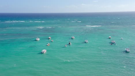 多米尼加共和國洛斯珊瑚海灘 (los corales beach) 的藍色海水中停泊的船隻的全景