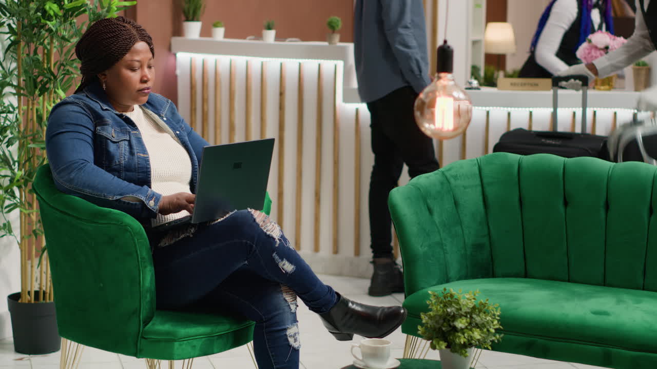 huésped del hotel trabajando en la página web