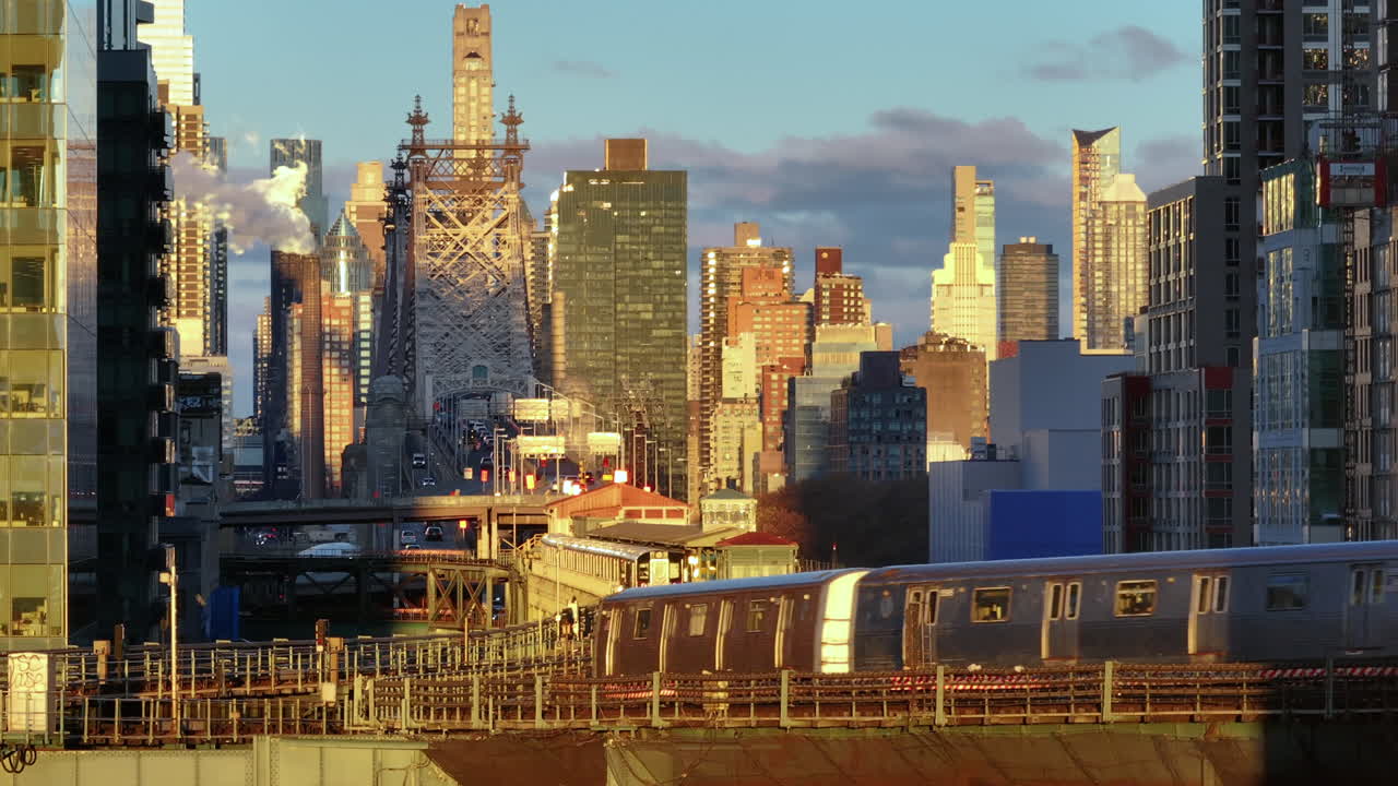 스보로 다리를 가로지르는 지하철의 공중 전망. 해가 뜨는 뉴욕에서 찍은 사진.
