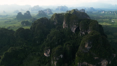 Berühmte-Küstenschönheit,-Aufgenommen-Aus-Der-Luft-Aus-Großer-Höhe,-Ao-Nang