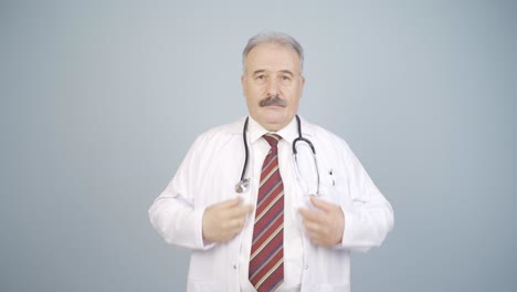 y el abrigo de médico.