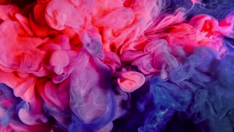 mezcla de colores abstractos de tinta rosa y azul en agua