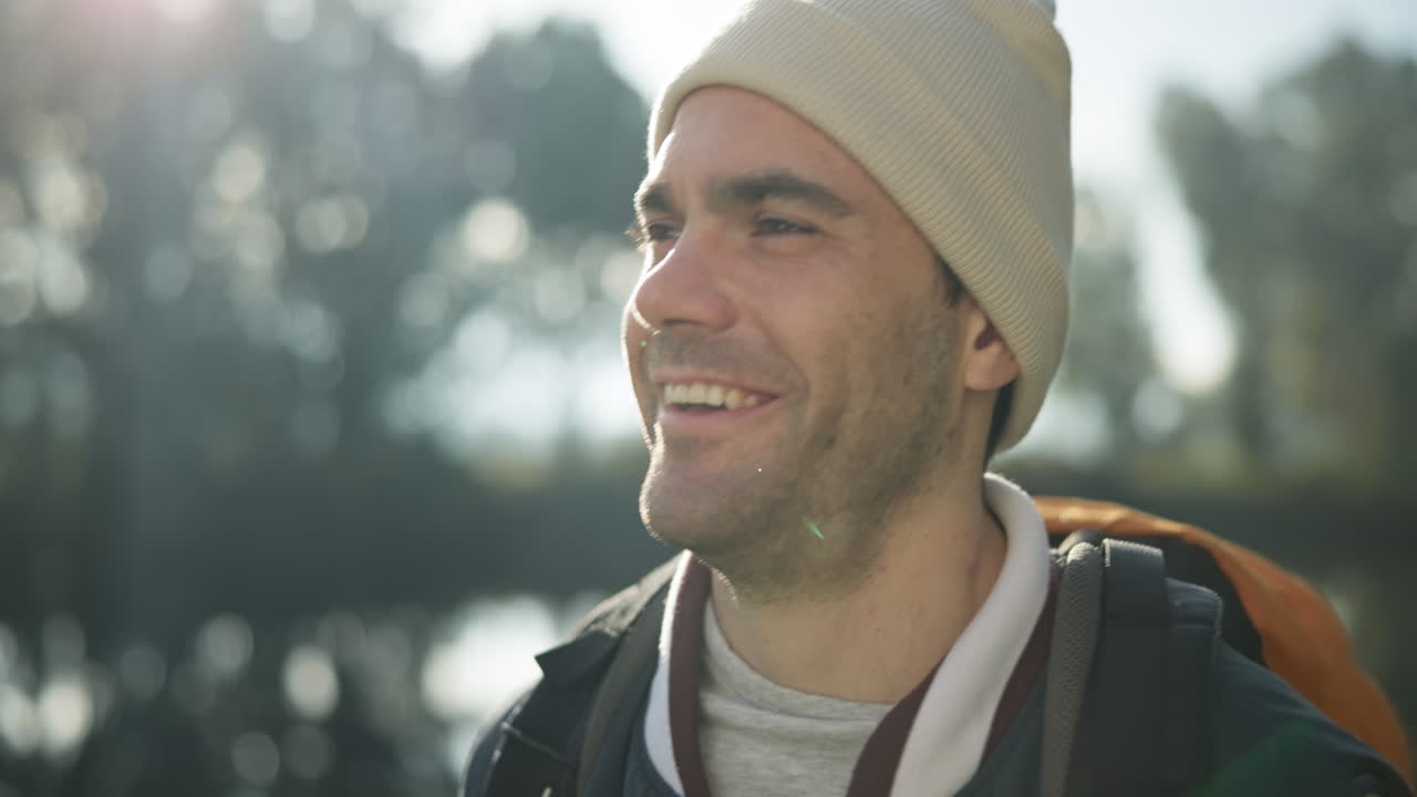 Sorriso, caminhada e homem caminhando na natureza