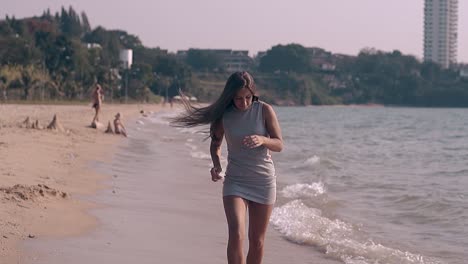 Una-Joven-Vestida-Corre-A-Lo-Largo-De-Una-Playa-Tropical-En-Cámara-Lenta