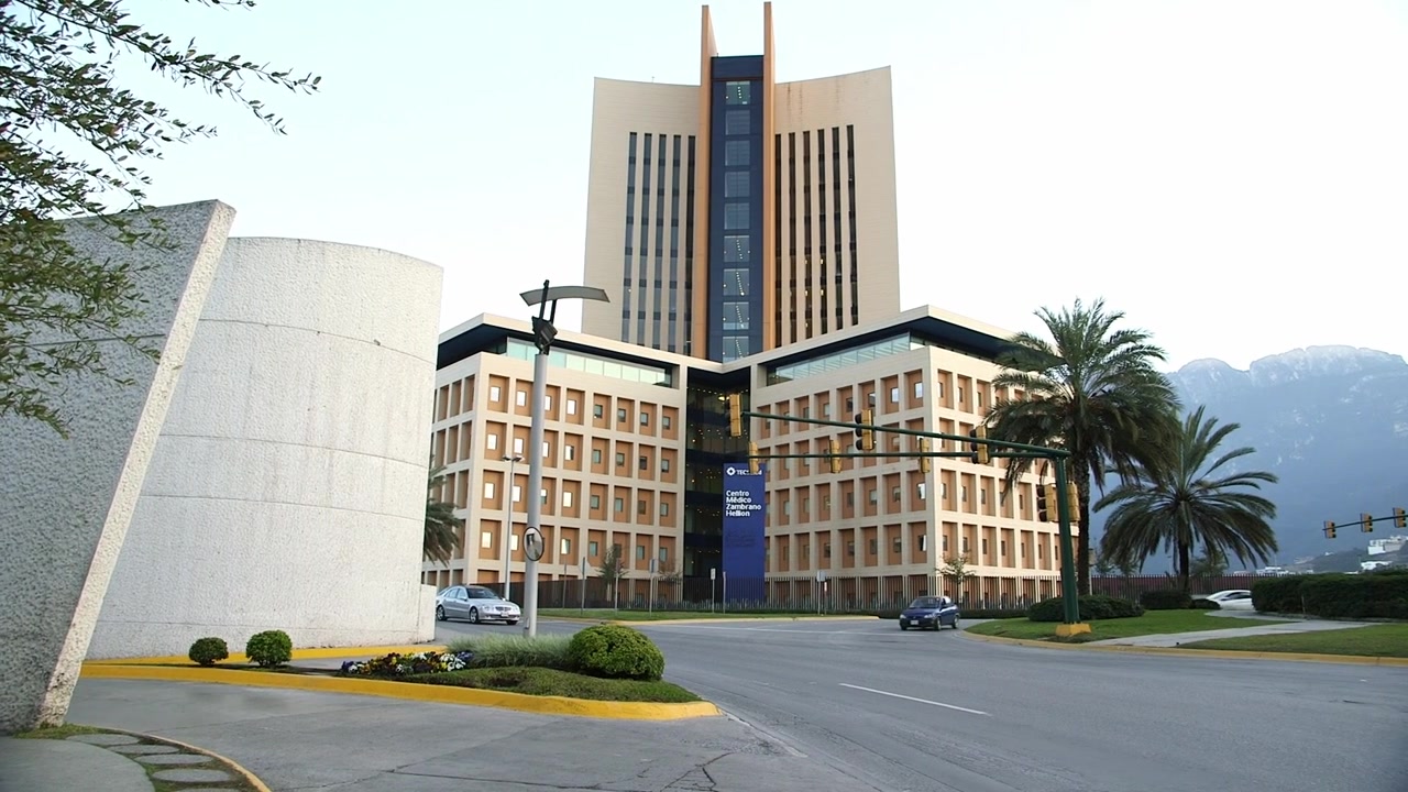 Moderno edificio di un centro medico "Centro Médico Zambrano Hellion" con architettura distintiva e palme a Monterrey, Messico.