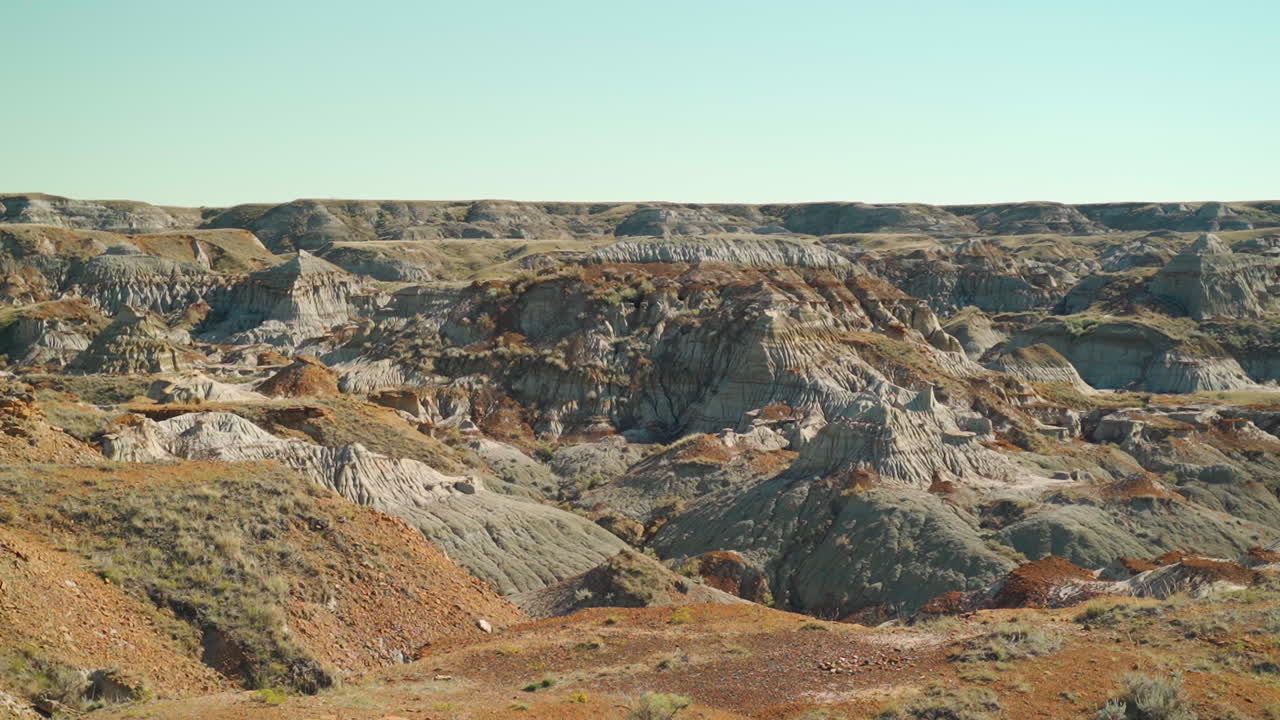 hoodoos bandlands en un desierto en alberta, canadá durante el mediodía