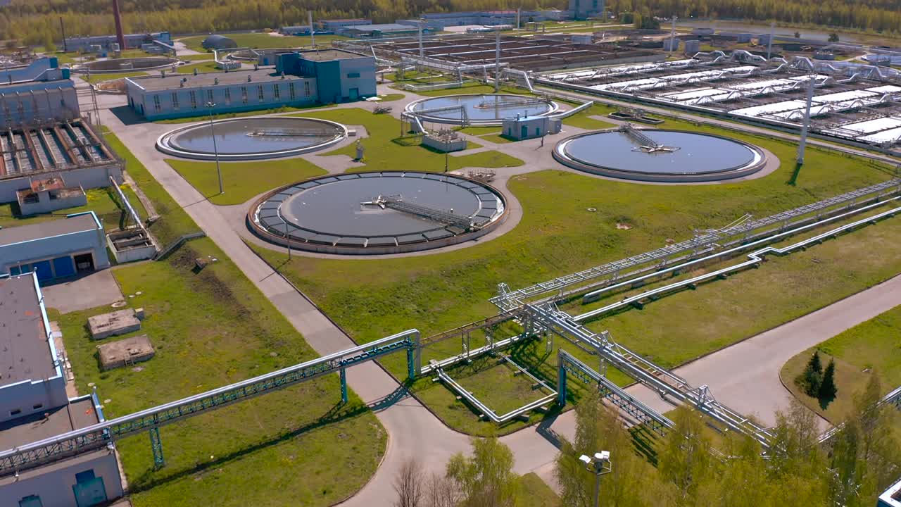 instalaciones de tratamiento de agua, tanques redondos de sedimentación.