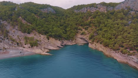 serenidad costera: bahía turquesa y montañas exuberantes