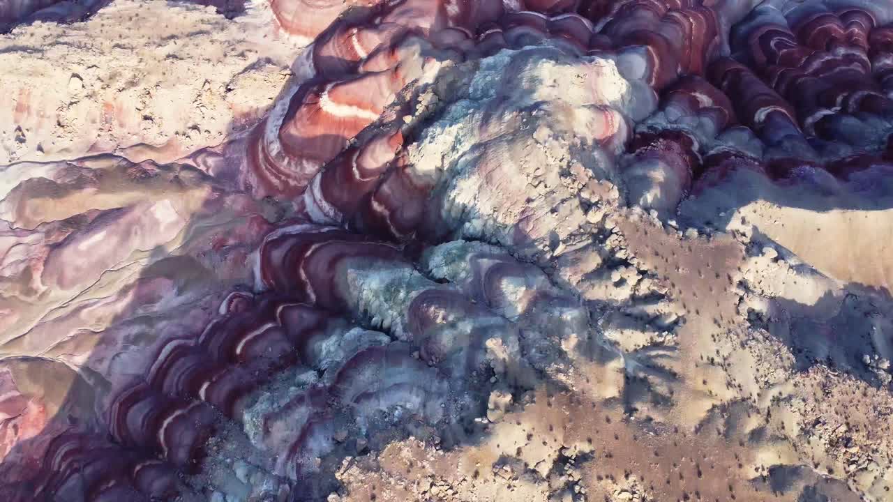 ⁇ 빛 속 에 있는 모래암 절벽 의 불균형 한 표면 의 질감 있는 배경