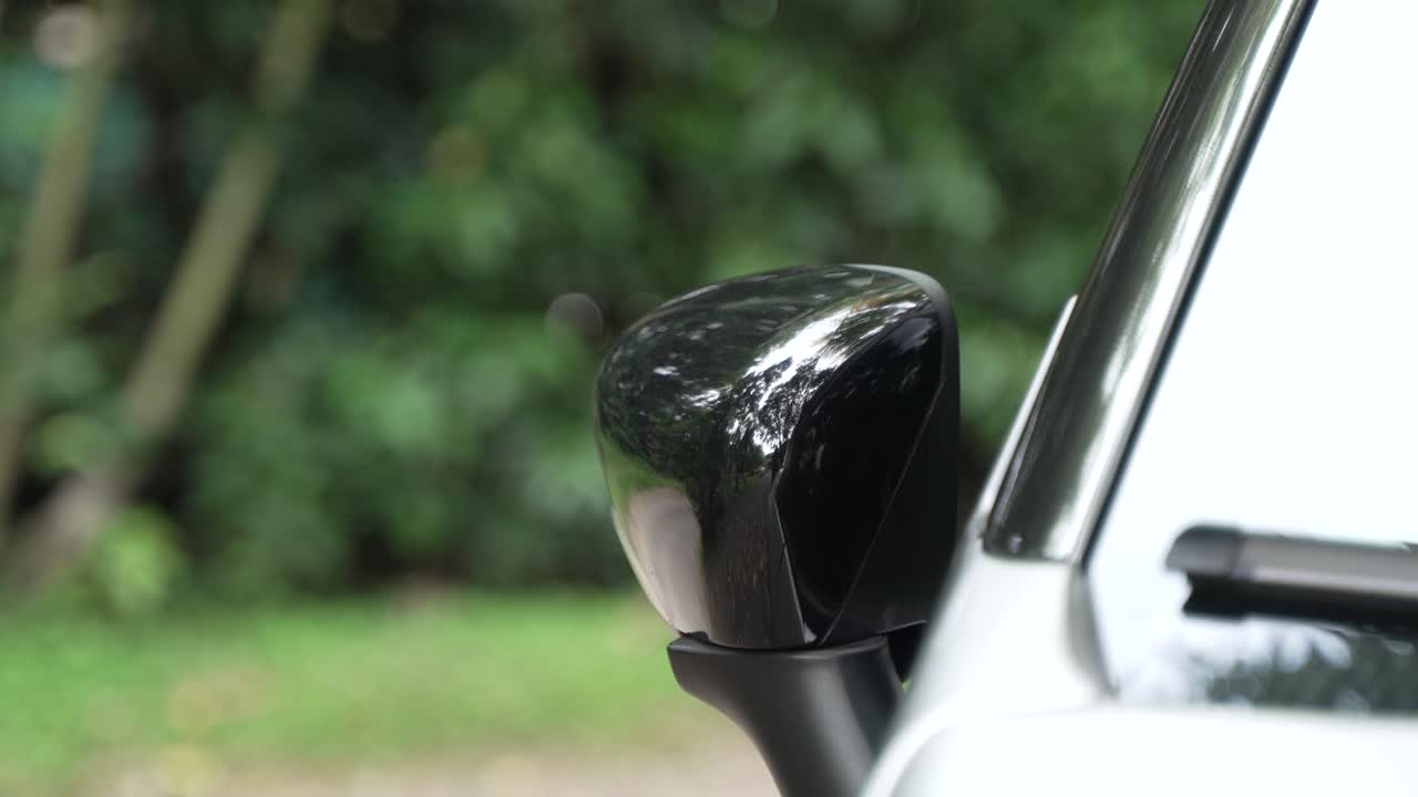 зеркало заднего вида складывается внутрь на запертом автомобиле