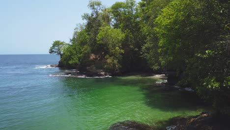 Entspannende-Aufnahmen-Einer-Strandbucht-Im-Karibischen-Meer