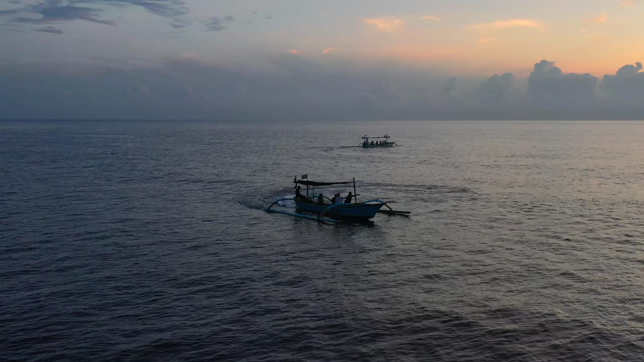 antena de turistas en un barco jukung en lovina bali indonesia buscando delfines al amanecer