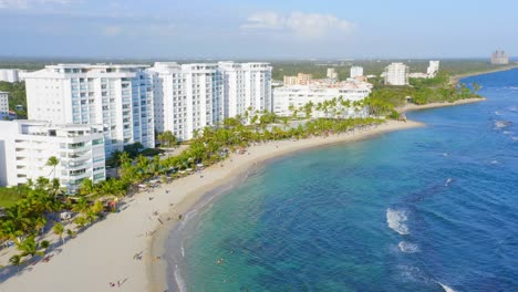 edificios de alojamiento de lujo frente al mar a lo largo de playa juan dolio en república dominicana