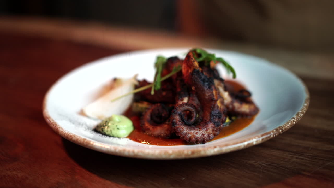 chef condimento pulpo plato de mariscos con pimienta comida mexicana gourmet