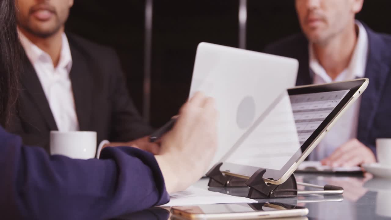 empresarios que interactúan entre sí