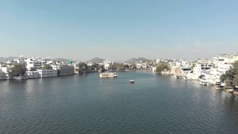 Überblick-über-Den-Pichola-See-Zum-Mohan-Mandir-Tempel-In-Udaipur,-Rajasthan,-Indien---Überflug-Aus-Der-Luft-Im-Niedrigen-Winkel