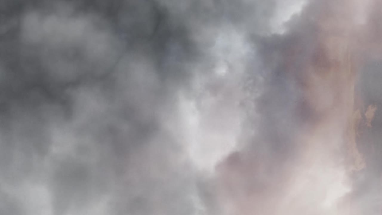 강한 여름 폭풍 동안 번개와 천둥