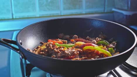 cocinar pavo molido con pimientos en una sartén para la receta de fideos chow mein