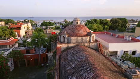 Toma-Aérea-De-La-Histórica-Cúpula-De-La-Iglesia-Del-Convento-De-Regina-Angelorum-Con-El-Océano-De-Fondo---Santo-Domingo,-República-Dominicana