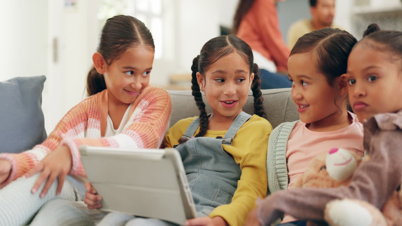 amigos, niños y tableta en un sofá para dibujos animados