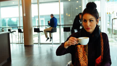 mujer ejecutiva trabajando mientras toma café