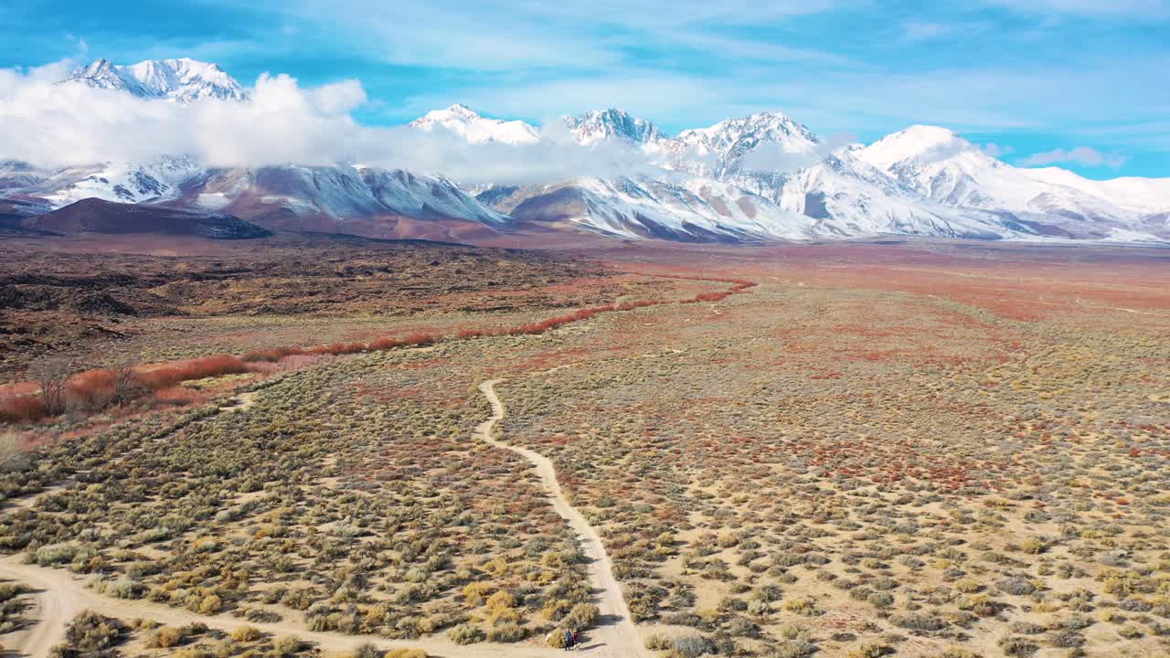 2020: hermosa antena ascendente sobre una montaña cubierta de nieve en las sierras orientales cerca de bishop california